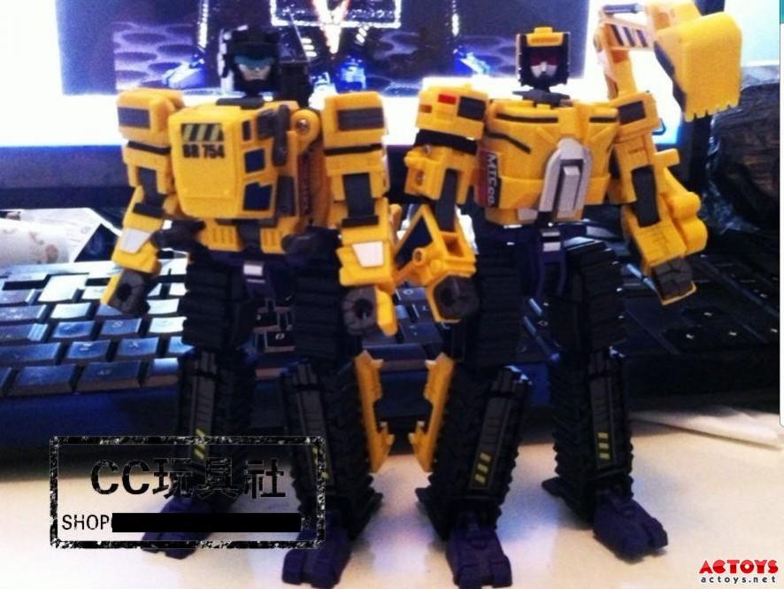 In-Hand Images of MakeToys Excavator and Bulldozer (Updated with Robot Mode Image)