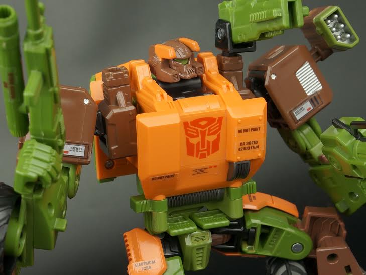 New Gallery: Transformers Generations Voyager Roadbuster