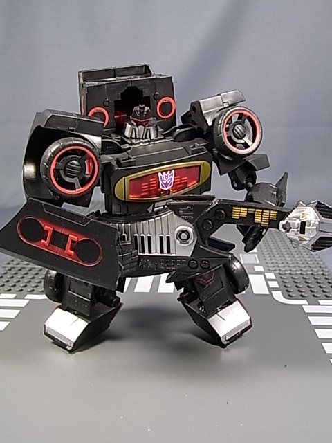 Extensive Look at Takara Animated Blazing Lockdown and Soundwave Electrostatic