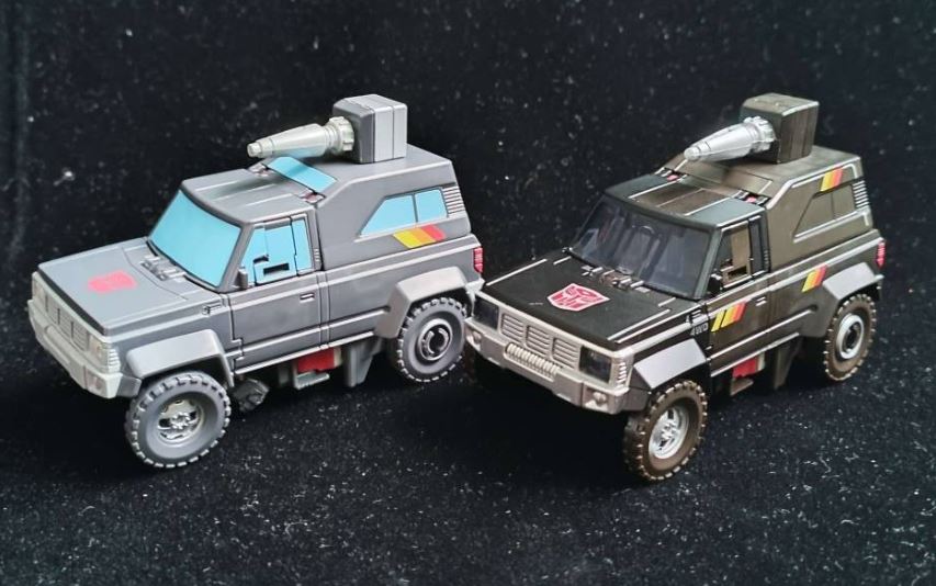 More Images of Gen Selects Trailbreaker in Toon Colours