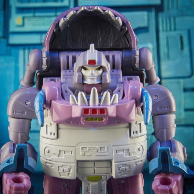 Video review of Studio Series 86-08 Sharkticon Gnaw