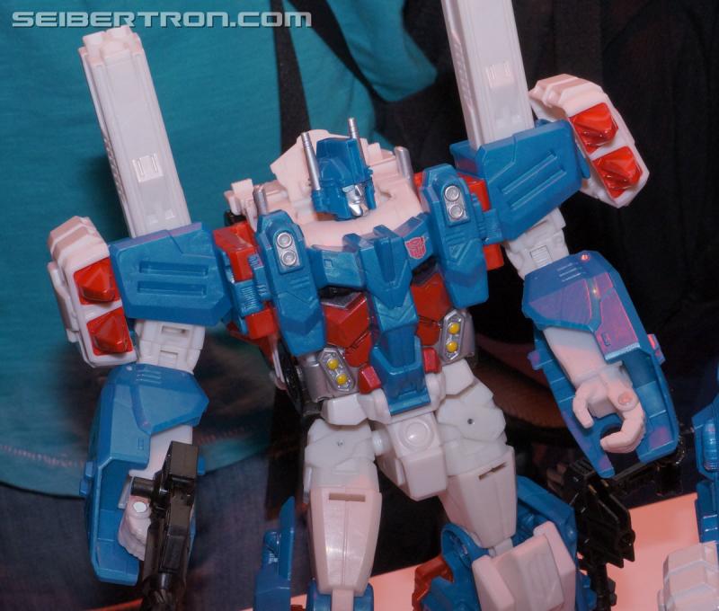 Toy Fair US 2015 video of Transformers Generations Combiner Wars Figures, Ultra Magnus' Hammer, Minimus Ambus Feature