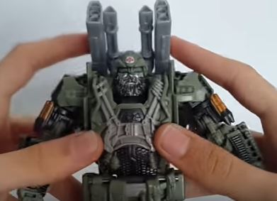 Video Review for Voyager Hound from Transformers: The Last Knight Showing Weapon Storage and Extras