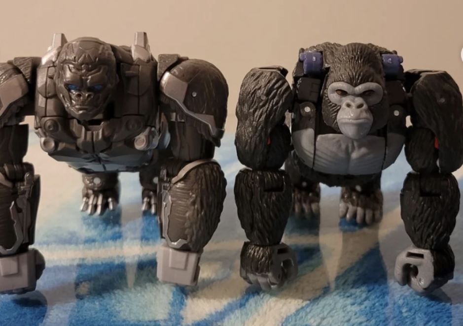 More In Hand Images of Voyager Optimus Primal from ROTB Mainline