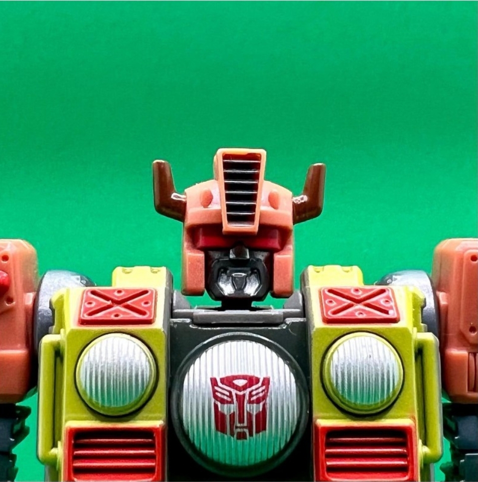 New In-Hand Images of Legacy Evolution Deluxe Junkion and Animated Universe Prowl