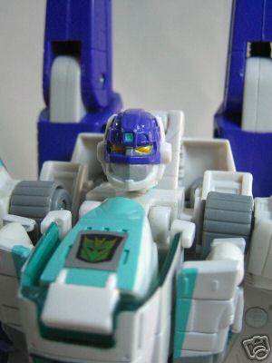 Transformers News: New Images of BotCon Exclusive Dreadwind