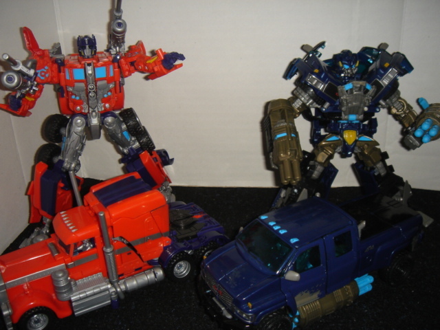 Transformers News: Auction for Voyagers First-Strike Optimus Prime and Offroad Ironhide