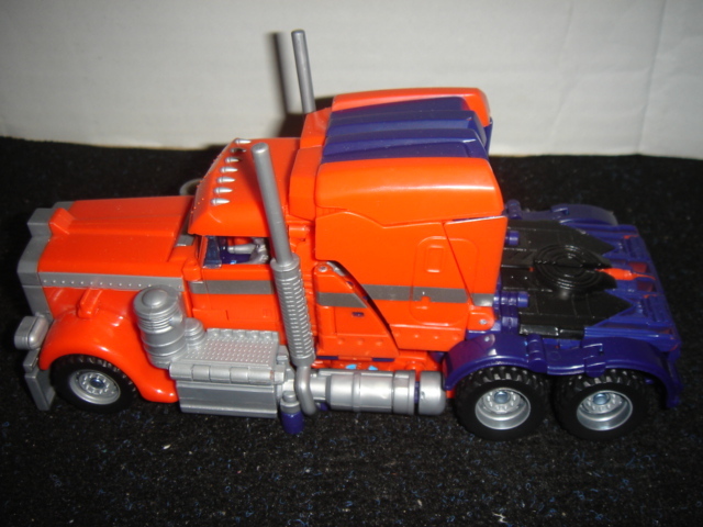 Transformers News: Auction for Voyagers First-Strike Optimus Prime and Offroad Ironhide