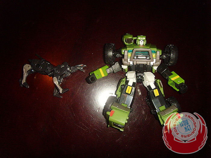 Transformers News: New images of Universe Hound and Ravage! {L_IMAGE}