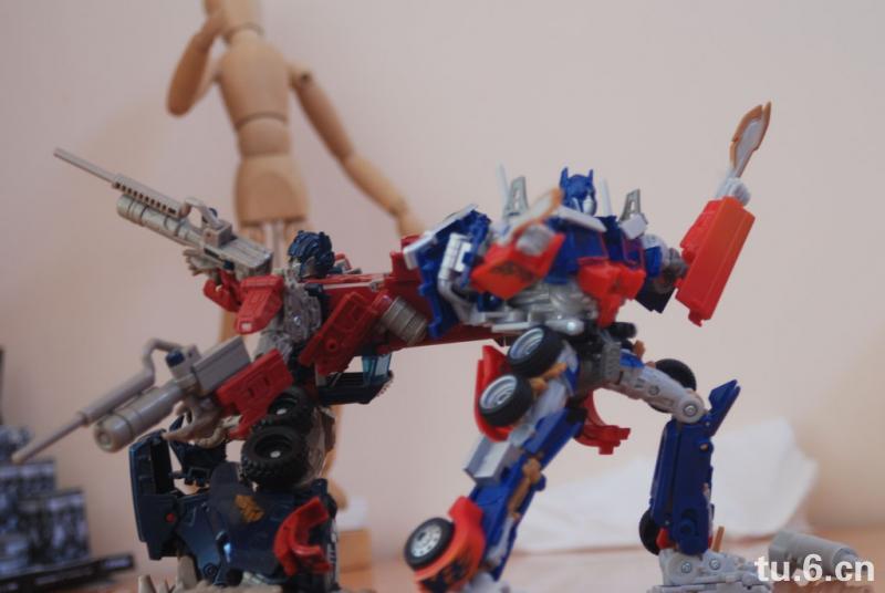 Transformers News: Comparison of Transformers HFTD Voyager Optimus Prime & Movie 1 Voyager Optimus Prime Image