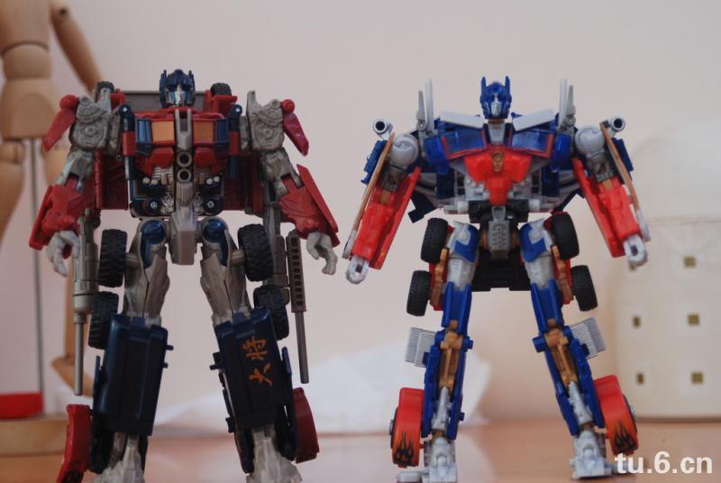 Transformers News: Comparison of Transformers HFTD Voyager Optimus Prime & Movie 1 Voyager Optimus Prime Image