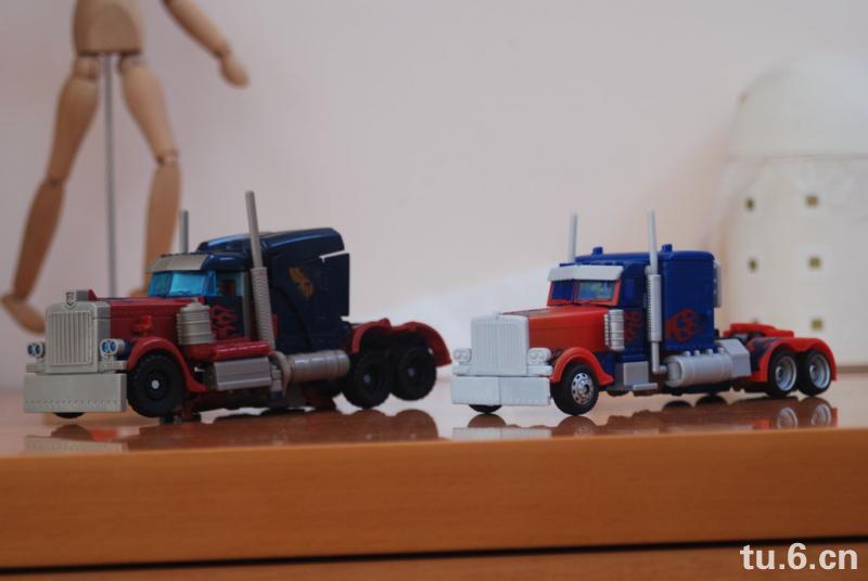 Transformers News: Comparison of Transformers HFTD Voyager Optimus Prime & Movie 1 Voyager Optimus Prime Image