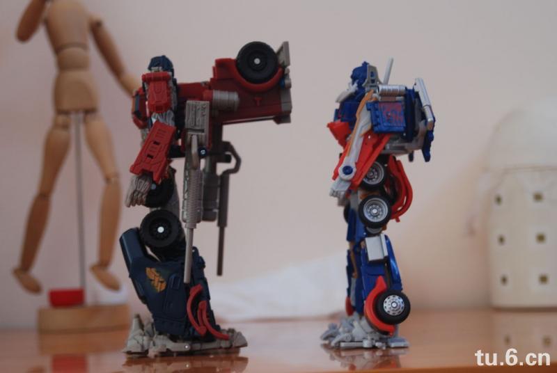 Transformers News: Comparison of Transformers HFTD Voyager Optimus Prime & Movie 1 Voyager Optimus Prime Image