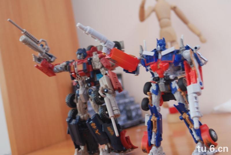 Transformers News: Comparison of Transformers HFTD Voyager Optimus Prime & Movie 1 Voyager Optimus Prime Image