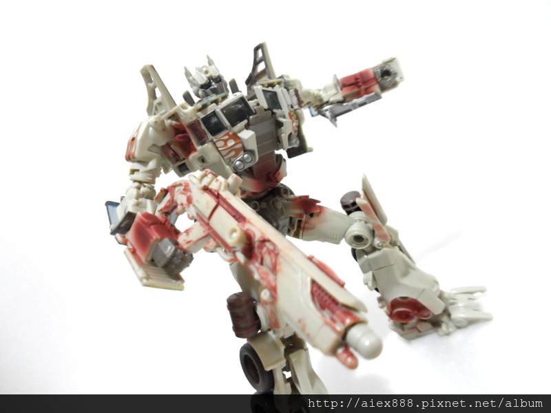 Transformers News: TRU Japan "Rusty" Optimus In Hand Images Transformers News: TRU Japan "Rusty" Optimus In Hand Images