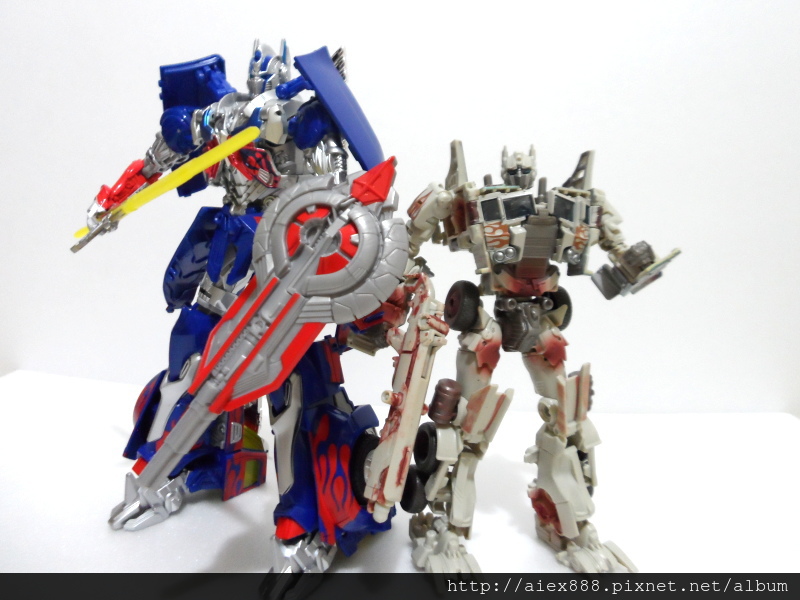 Transformers News: TRU Japan "Rusty" Optimus In Hand Images Transformers News: TRU Japan "Rusty" Optimus In Hand Images