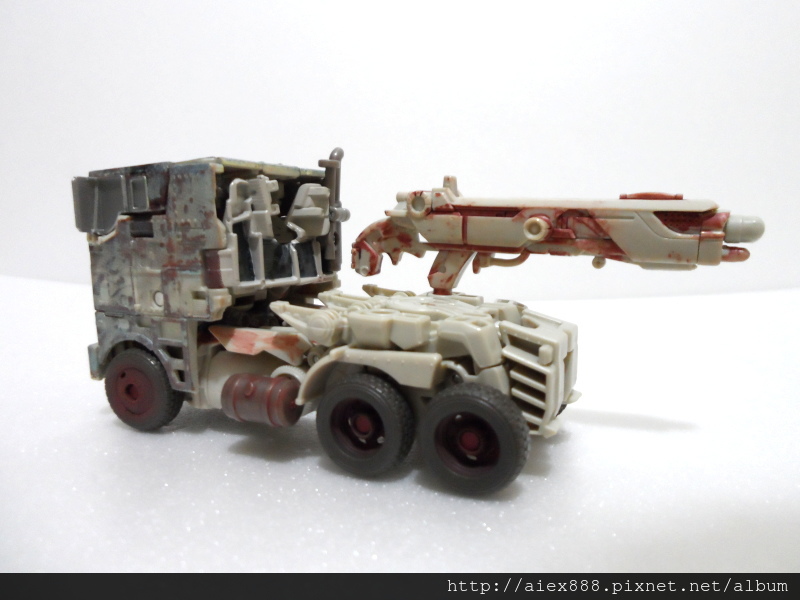 Transformers News: TRU Japan "Rusty" Optimus In Hand Images Transformers News: TRU Japan "Rusty" Optimus In Hand Images