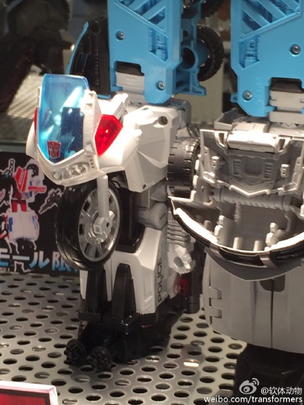 Transformers News: Tokyo Toy Show 2015 - Color Images Of Unite Warriors Defensor And Deluxe Class Groove