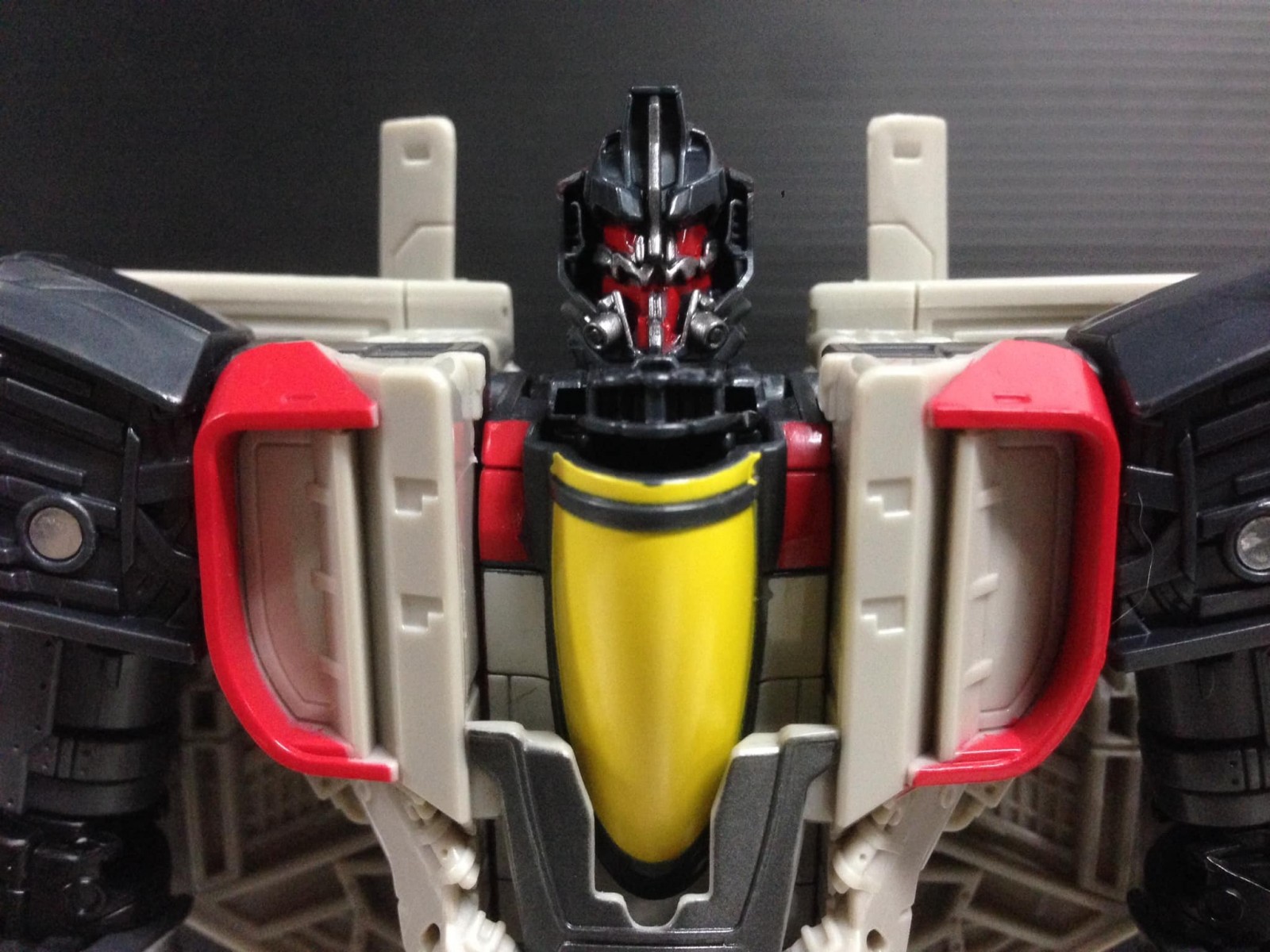 Transformers News: Bumblebee Movie Nitro Blitzwing does indeed have two heads Transformers News: Bumblebee Movie Nitro Blitzwing does indeed have two heads