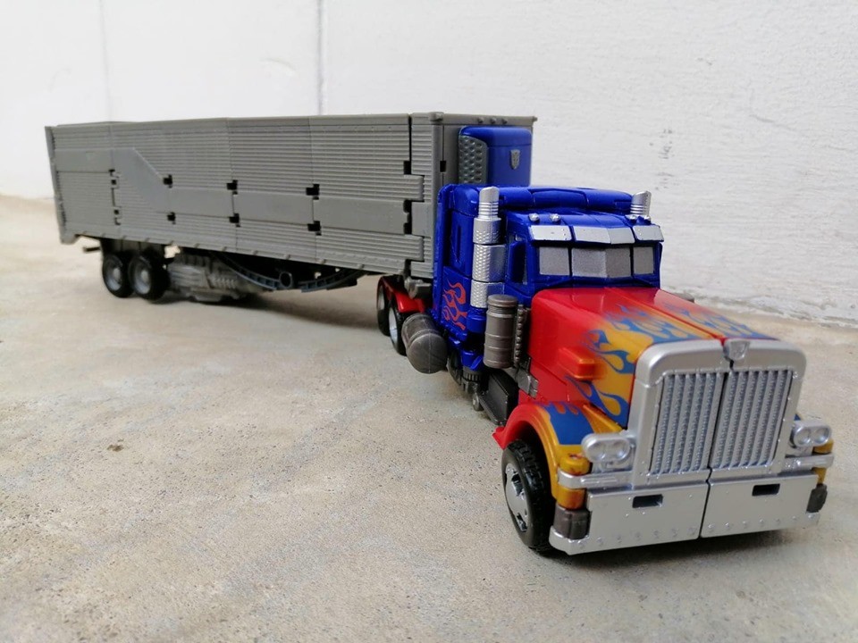 Transformers News: In Hand Images of Transformers Studio Series DOTM Optimus Prime And Car Mode Dropkick