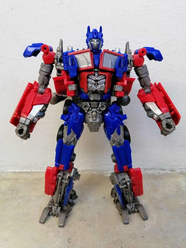 Transformers News: In Hand Images of Transformers Studio Series DOTM Optimus Prime And Car Mode Dropkick