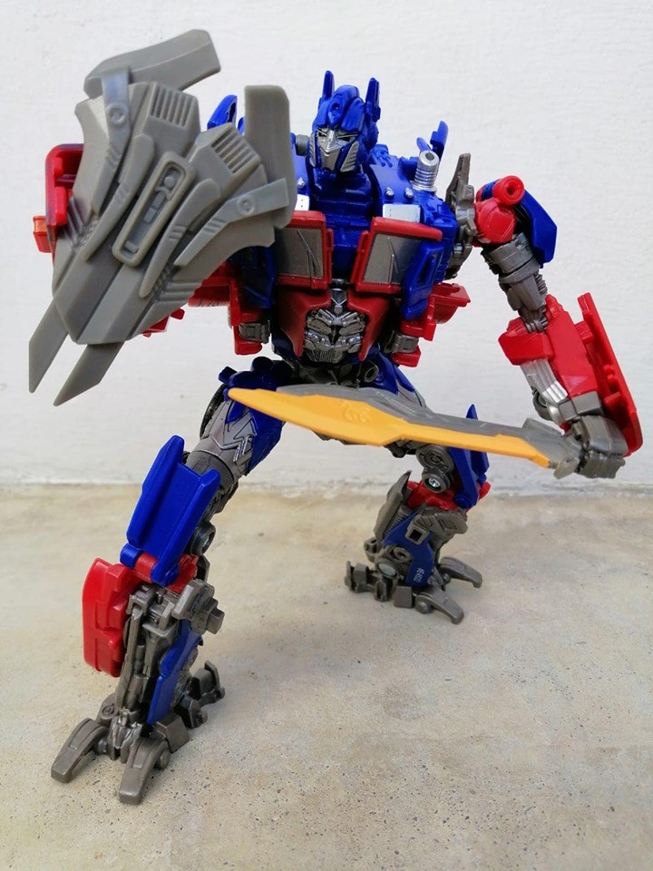 Transformers News: In Hand Images of Transformers Studio Series DOTM Optimus Prime And Car Mode Dropkick