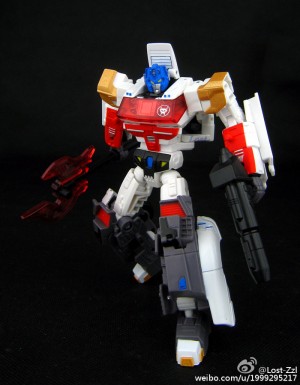 Transformers News: More In-Hand Images of Transformers Collectors' Club Subscription Figures