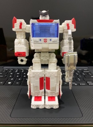Transformers News: Leaked images of Transformers WFC Siege Deluxe Ratchet and Bluestreak's robot modes