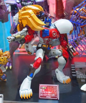 Transformers News: Tokyo Wonderfest Images of Transformers Masterpeice MP48 Lio Convoy With Weapons Drawn