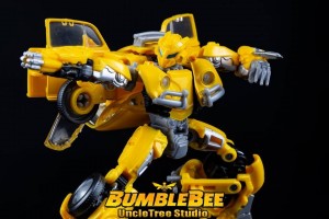 Transformers News: Video Review for Transformers Studio Series 18 VW Bumblebee Plus Wave 3 Case Content
