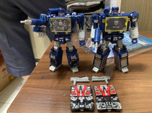 Transformers News: Comparison Images between Siege Soundwave and Netflix Soundwave