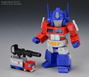 Transformers News: New Images of Kotobukiya D-Style Convoy