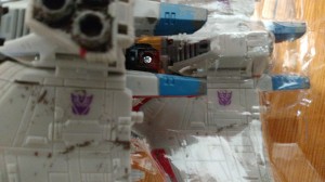 Transformers News: Apparent Running Change of Transformers Siege Starscream Movie Decepticon Insignia to G1 Insignia
