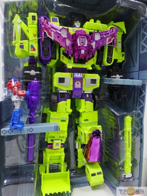 Transformers News: More In-Hand images of Transformers Combiner Wars: SDCC Devastator