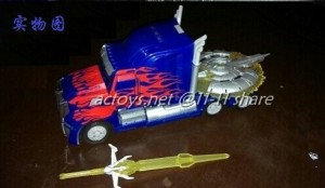 Transformers News: Transformers: Age of Extinction Optimus Prime In-Hand Image