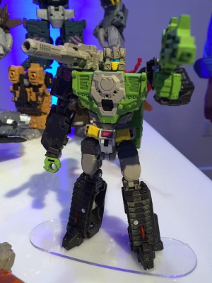 Transformers News: Chinese Video Review of Titans Return Hardhead