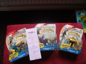 Transformers News: Upscaled Beast Hunters Deluxes Sighted at UK Retail: Windrazor, Twinstrike, Bumblebee, Smokescreen