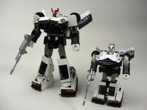 Transformers News: Transformers Masterpiece MP-17 Prowl vs. G1 Prowl Comparison Images