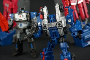 Transformers News: In-hand comparison pics of Deluxe Class from Transformers War for Cybertron SIEGE