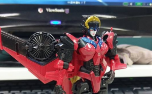 Transformers News: In-Hand images of Titans Return Windblade