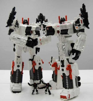 Transformers News: Takara Tomy Transformers Generations TG-23 Metroplex vs. Hasbro Transformers Generations Metroplex Comparison Images