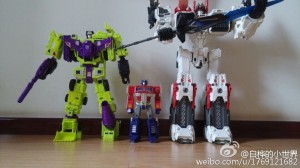 Transformers News: Comparison shot between Transformers Generations Devastator and Metroplex