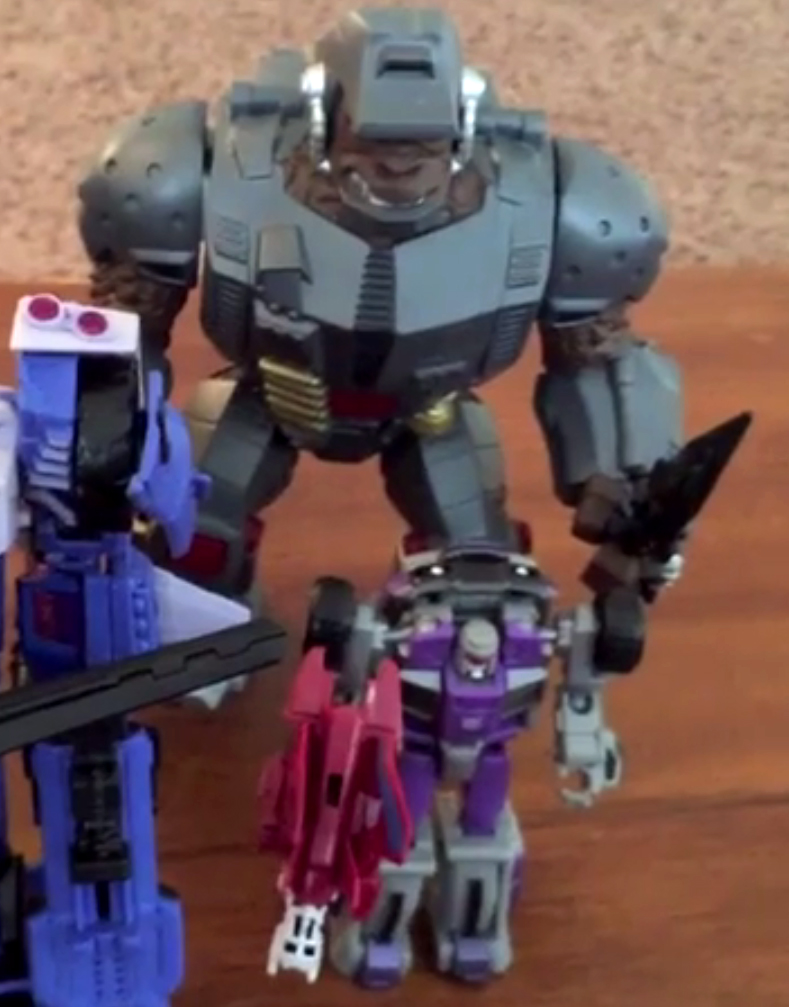 Transformers News: Final BotCon 2015 "Oilmaster The Bounty Hunter" Exclusive Toy Revealed from this year's box set