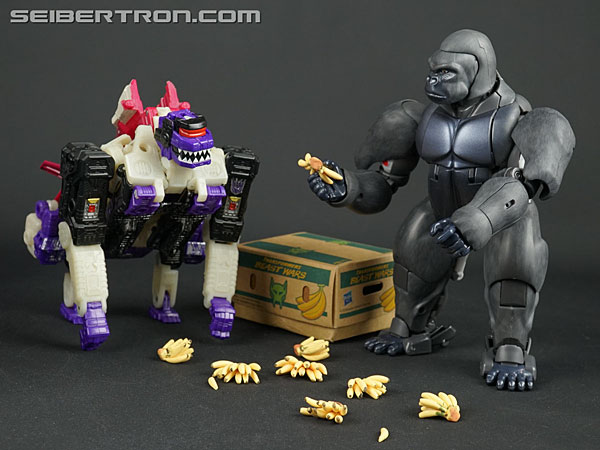 Transformers News: New Galleries: WFC Siege Voyager Class Apeface with Spasma Transformers News: New Galleries: WFC Siege Voyager Class Apeface with Spasma