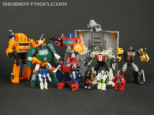Transformers News: New Galleries: Grapple and Cliffjumper from Transformers War for Cybertron Earthrise Transformers News: New Galleries: Grapple and Cliffjumper from Transformers War for Cybertron Earthrise