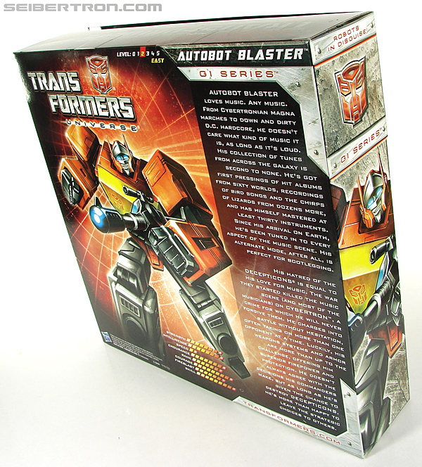 Transformers Universe - Classics 2.0 Blaster (Image #25 of 210)