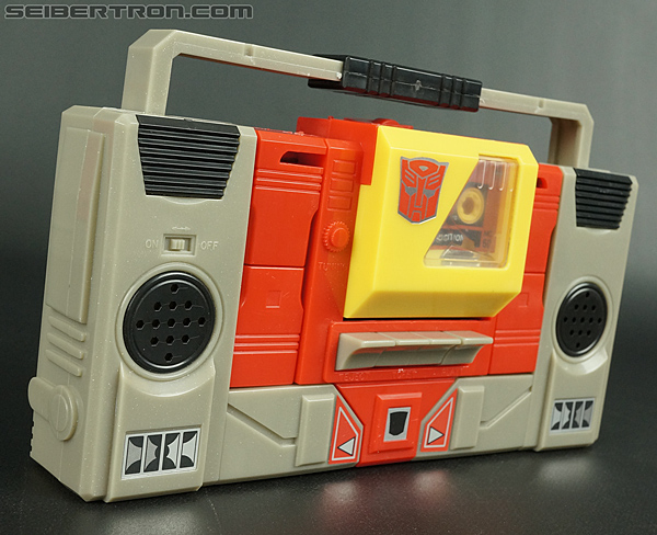 Transformers Universe - Classics 2.0 Blaster (Image #87 of 210)