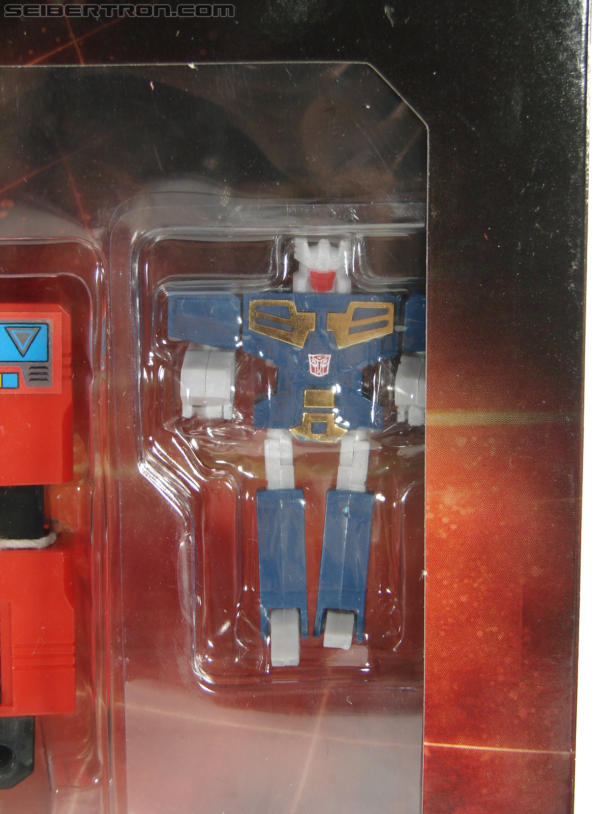 Transformers Universe - Classics 2.0 Blaster (Image #40 of 210)