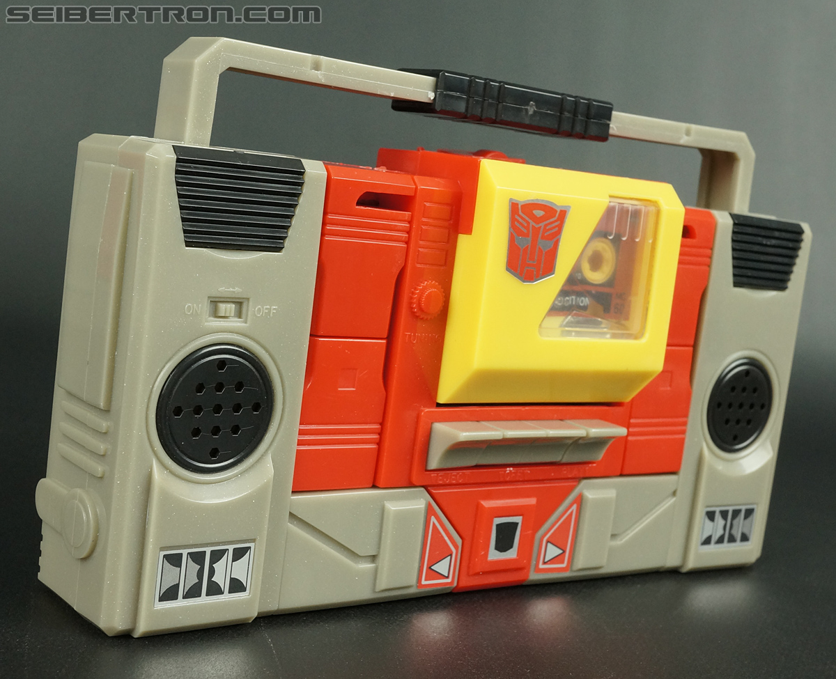 Transformers Universe - Classics 2.0 Blaster (Image #87 of 210)