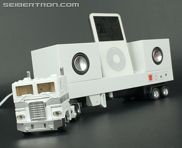 Transformers News: New Galleries: Music Label iPod Docking Bay Convoy, Optimus Prime and Exile Perfect Year 2008 Convoy Transformers News: New Galleries: Music Label iPod Docking Bay Convoy, Optimus Prime and Exile Perfect Year 2008 Convoy